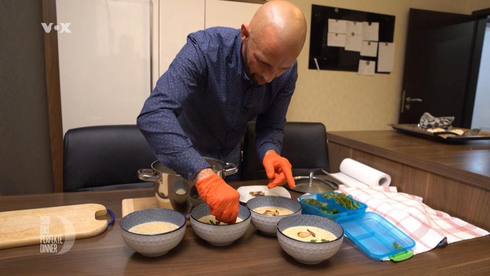 Hingebungsvoll dekoriert Andrej seine Suppe mit gebratenen Steinpilzen.
 (Bild: RTL)