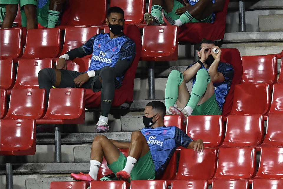 Gareth Bale (derecha) del Real Madrid gesticula desde la grada durante el partido ante Granada por la Liga de España el lunes 13 de julio de 2020. (AP Foto/José Bretón)