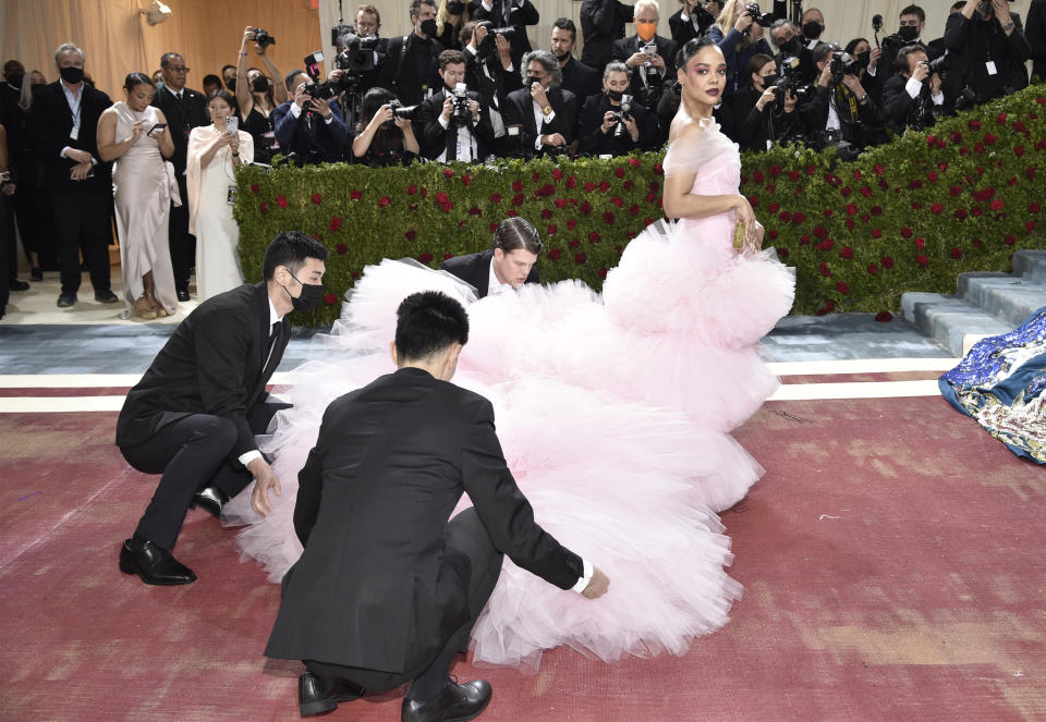 Tessa Thompson llega a la gala a beneficio del Instituto del Vestido del Museo Metropolitano de Arte para celebrar la inauguración de la exposición "In America: An Anthology of Fashion" el lunes 2 de mayo de 2022 en Nueva York. (Foto Evan Agostini/Invision/AP)