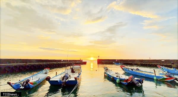 六塊厝漁港夕照之美。（圖：新北市漁業處提供）