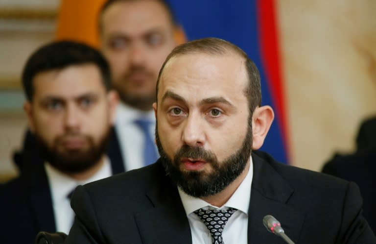 El ministro de Exteriores armenio, Ararat Mirzoyan, habla durante una reunión con su homólogos azerbaiyano y kazajo, el 10 de mayo de 2024 en Almaty (Ruslan Pryanikov)