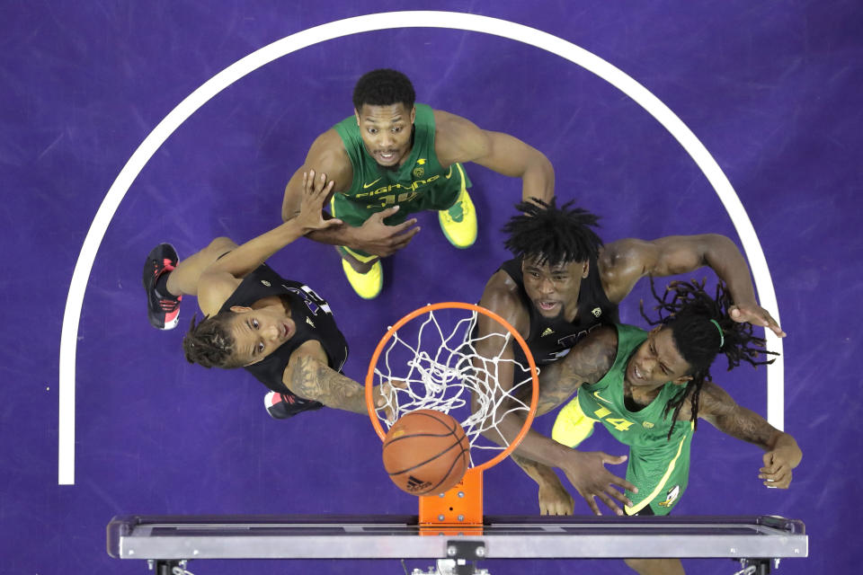 From left, Washington forward Hameir Wright, Oregon forward Shakur Juiston, Washington forward Isaiah Stewart, and Oregon forward C.J. Walker watch as a shot by Walker goes over the basket during the second half of an NCAA college basketball game, Saturday, Jan. 18, 2020, in Seattle. Oregon won 64-61 in overtime. (AP Photo/Ted S. Warren)