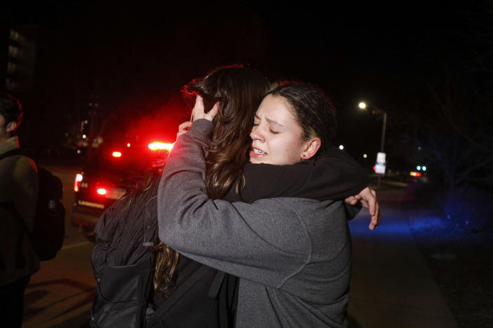 Image: Des étudiants de la Michigan State University s'embrassent lors d'une situation de tireur actif à Lansing lundi.  (Bill Pugliano / Getty Images)