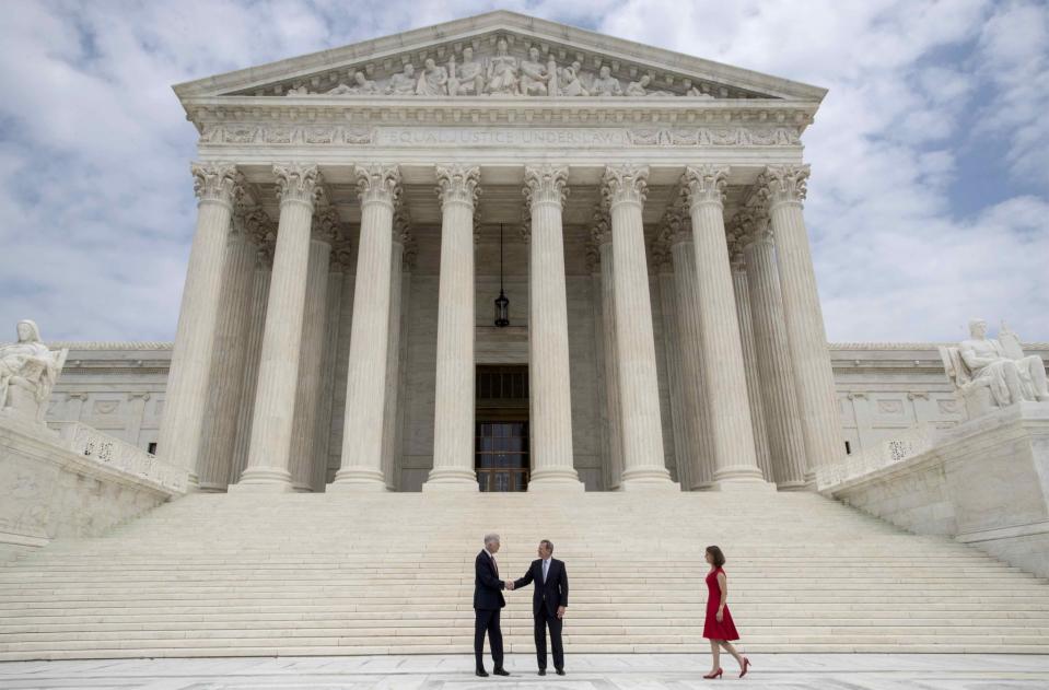 <p>Neil Gorsuch (links), seit April dieses Jahres Richter am Obersten Gerichtshof der USA, schüttelt die Hand von Oberrichter John Roberts vor dem Surpreme Court in Washington. (Bild: AP Photo/J.Scott Applewhite) </p>