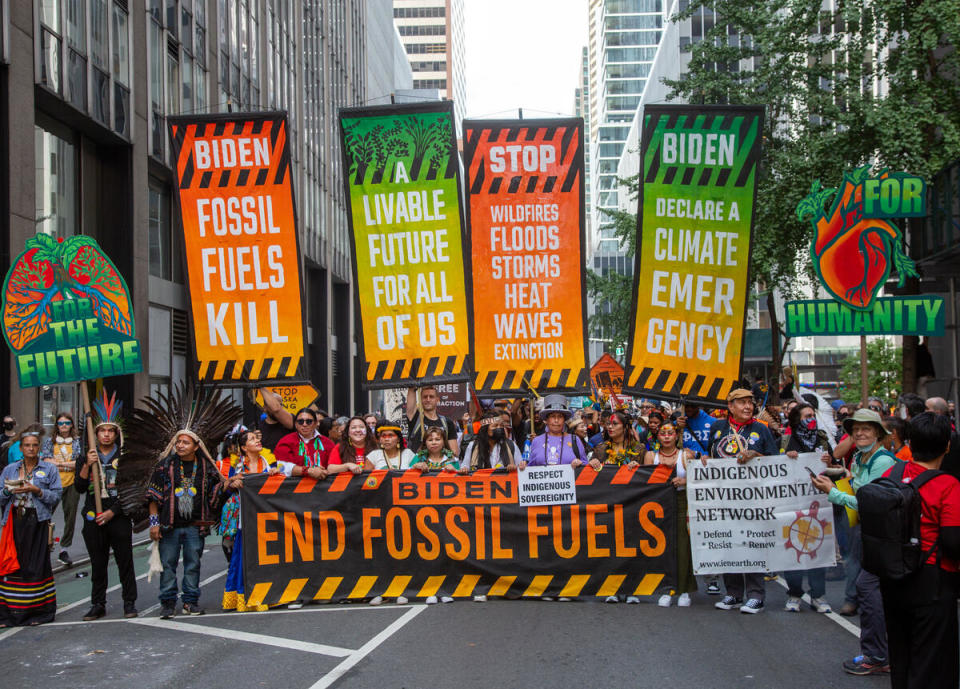 2023年9月20日，聯合國秘書長古特瑞斯在紐約召開氣候雄心峰會（Climate Ambition Summit），紐約市上千位民眾在「終結化石燃料」的遊行隊伍中，呼籲與會的美國總統拜登和其他全球領袖逐步淘汰化石燃料。這場遊行由美國的原住民在隊伍中打頭陣。