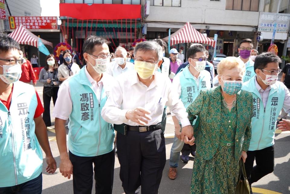 面對自家頂樓遭指違建，何瑞英（右）感嘆「他們是官、我們是民，我們也沒辦法啊！」。   圖：民眾黨 / 提供（資料照）