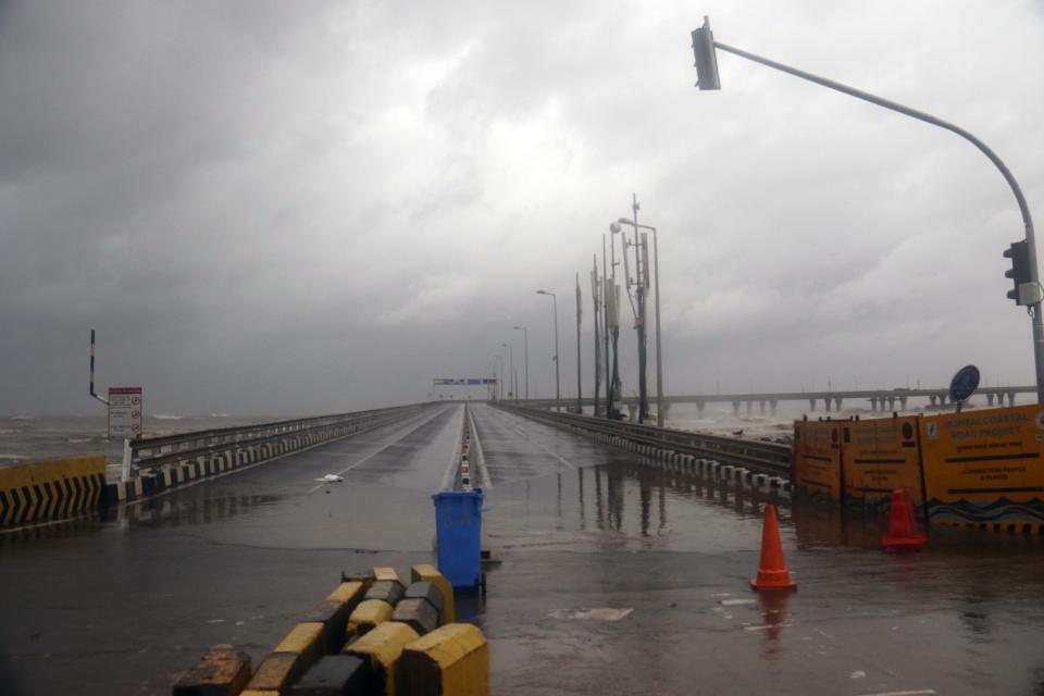 Mumbai cops maintain vigil amid rains, winds. (Photos by Arun Patil)