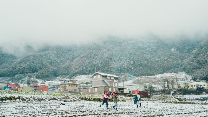 ▲電影《哈勇家》拍攝期間遇到突如其來的降雪景緻。（圖／華映娛樂提供）