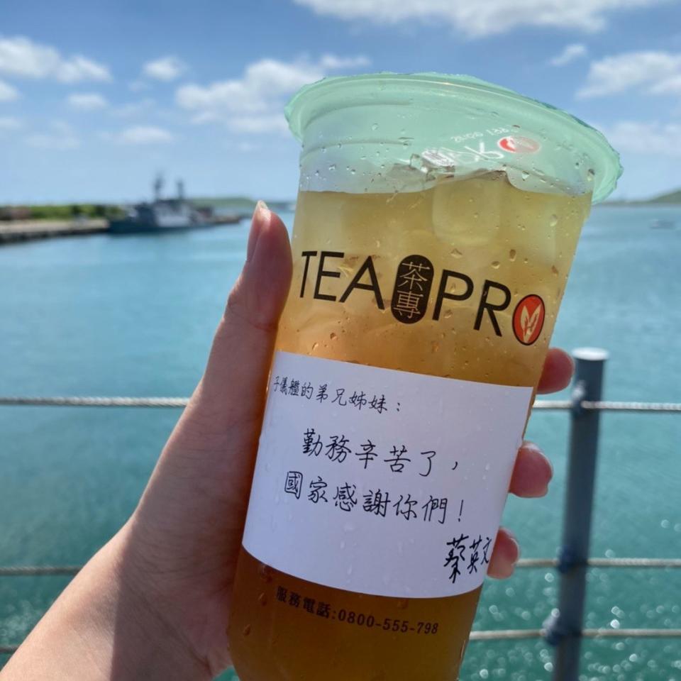 總統蔡英文22日到澎湖視察，親自到飲料店，為先前澎湖海軍官兵因緊急任務，臨時取消已經訂購的88杯飲料，向店家致歉。   圖:翻攝自蔡英文臉書