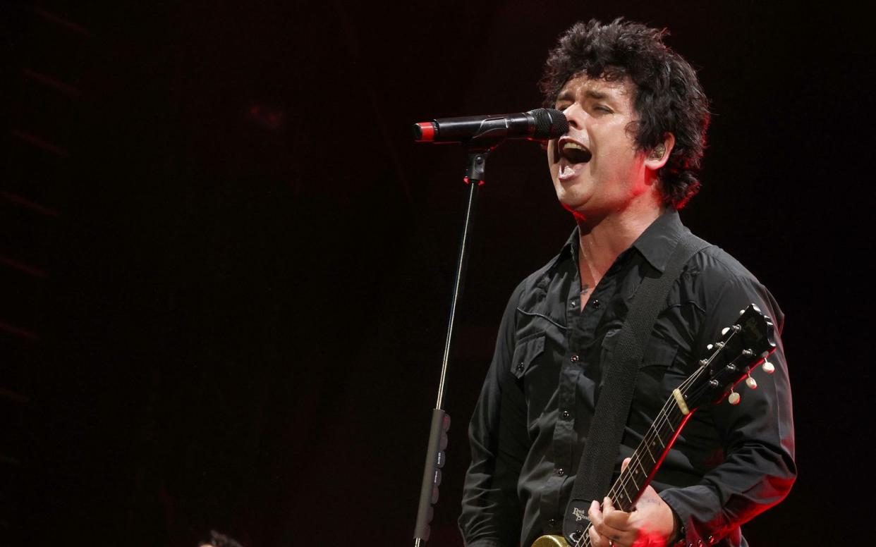 Billie Joe Armstrong machte in London seinem Ärger Luft: Er beschwerte sich über die Entscheidung des Supreme Court, weil das Oberste US-Gericht das Abtreibungsrecht gekippt hat.  (Bild: 2021 Getty Images/Kevin Winter)