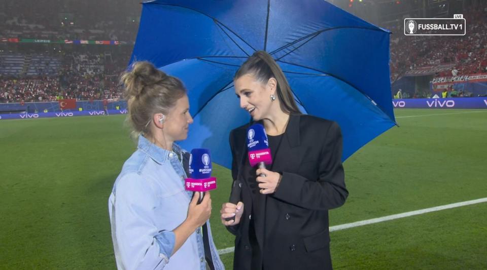 Lassen sich nicht im Regen stehen: Tabea Kemme und Laura Wontorra. (Bild: Magenta TV)