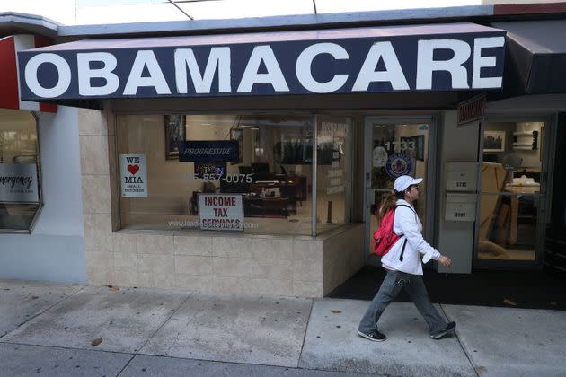 An insurance agency in Miami advertises its plans under the Affordable Care Act last year. This year's open enrollment ends Jan. 15. (Photo: Joe Raedle/Getty Images)