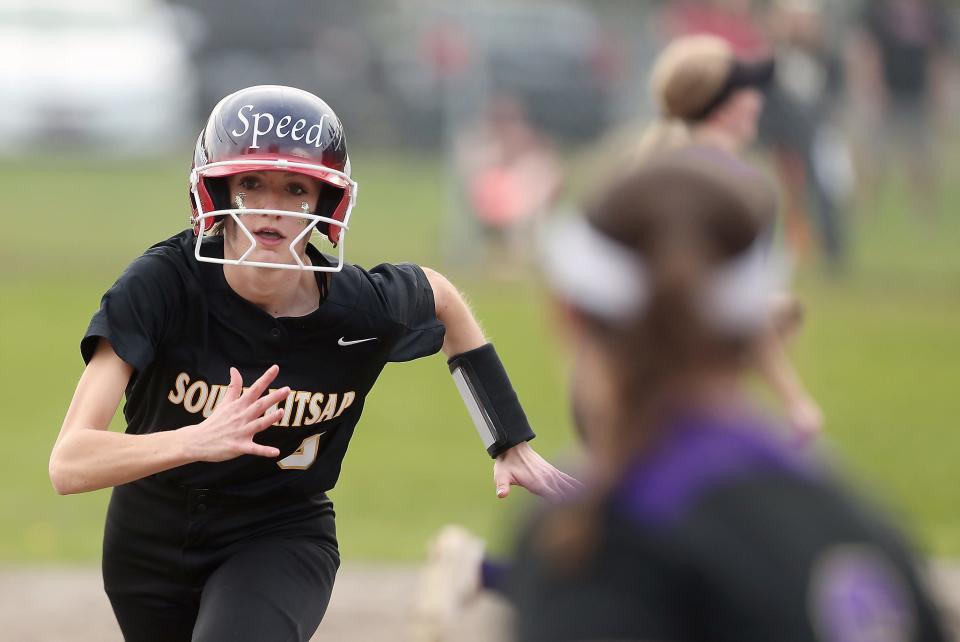 South Kitsap's Karlee Lovett heads for third against Sumner on Thursday, April 7, 2022.