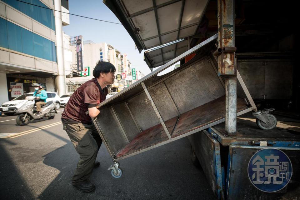 擺攤前，林建民會先將超過20公斤的攤車從貨車上搬到路邊，再慢慢組裝。