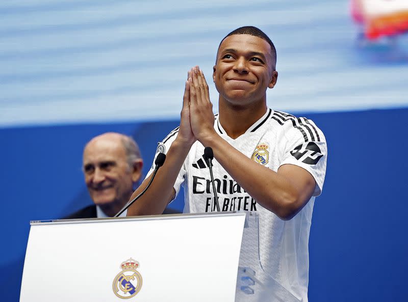 Kylian Mbappé realiza un gesto mientras se dirige a la multitud que llegó a su presentación en el Real Madrid, en el estadio Santiago Bernabéu, Madrid, España