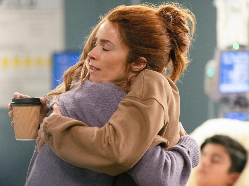 megan hunt hugging someone greys anatomy 18