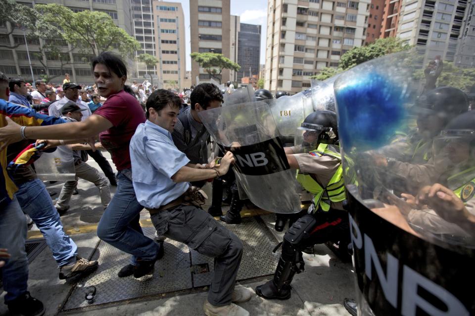 <p>Manifestantes pelean contra oficiales de las fuerzas policiales en una protesta en Caracas, Venezuela April 4, 2017. (AP Photo/Fernando Llano)</p>