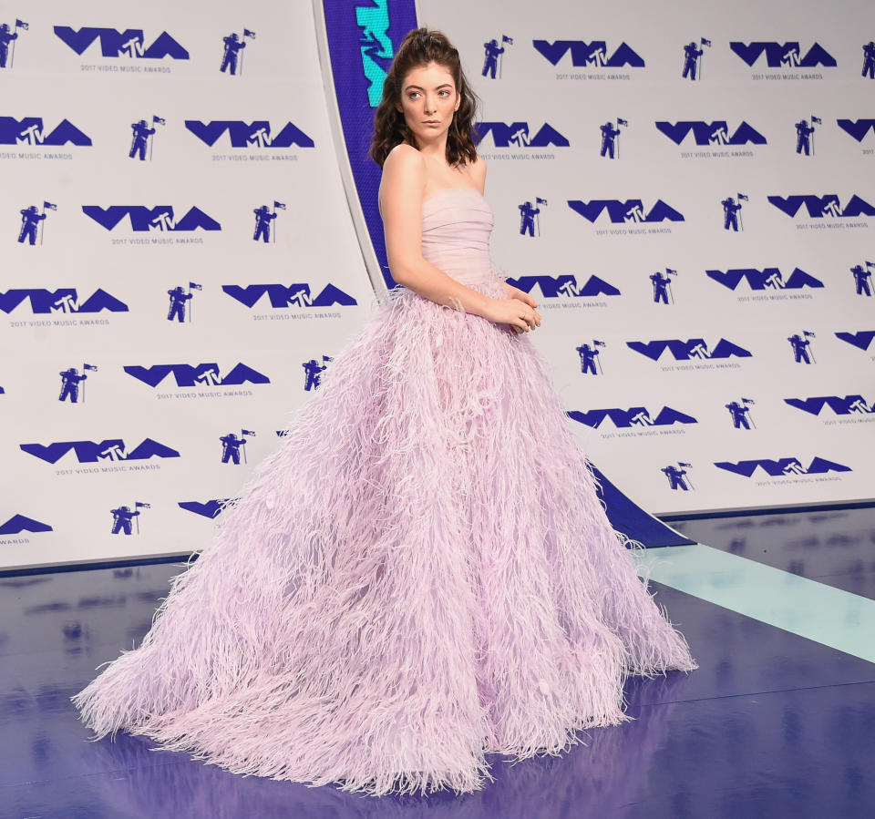 <p>Ihre Performance bei den VMAs ließ zwar zu wünschen übrig, dafür erschien Lorde in einer umwerfenden fliederfarbenen Federn-Robe von Monique Lhuillier. Vielleicht wollte sie damit von ihrem etwas bizarren Auftritt, bei dem sie lediglich tanzte statt zu singen, ablenken?<br>(Foto: ddp) </p>