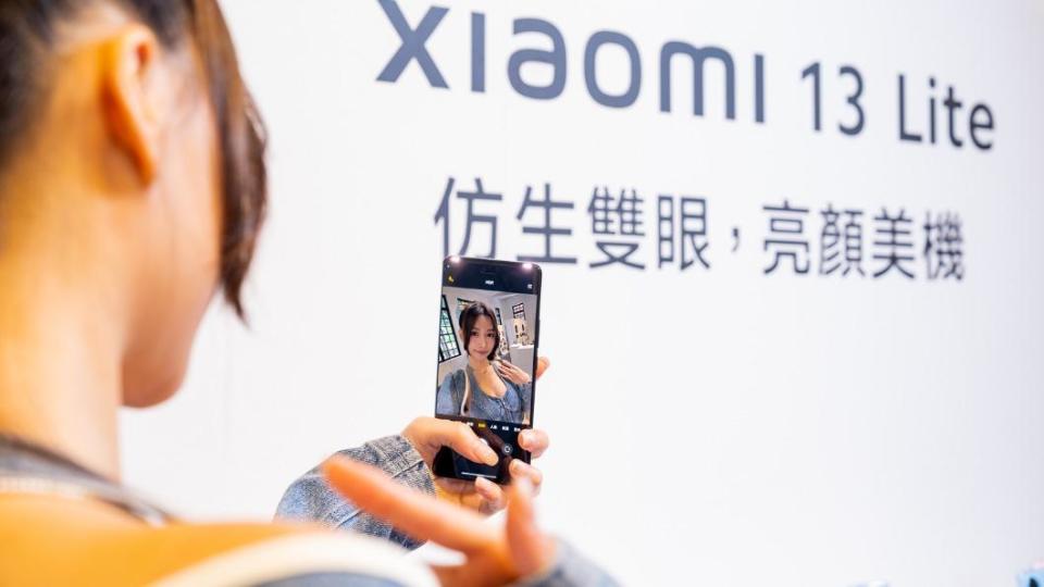 Xiaomi 13 Lite擁有雙自拍鏡頭與雙柔光。（圖／小米提供）