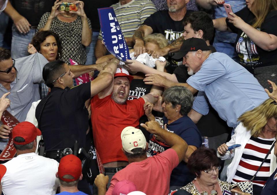 <p>Ein Demonstrant wird während einer Rede von US-Präsident Donald Trump in Youngstown, Ohio von Sicherheitskräften aus der Halle befördert. (Bild: AP Photo/Tony Dejak) </p>