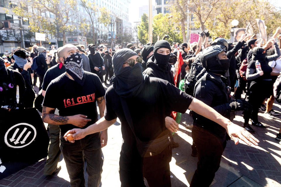 Un contramanifestante lanza un huevo contra activistas conservadores que efectuaban una manifestación a favor de la libertad de expresión en San Francisco, el sábado 17 de octubre de 2020. (AP Foto/Noah Berger)