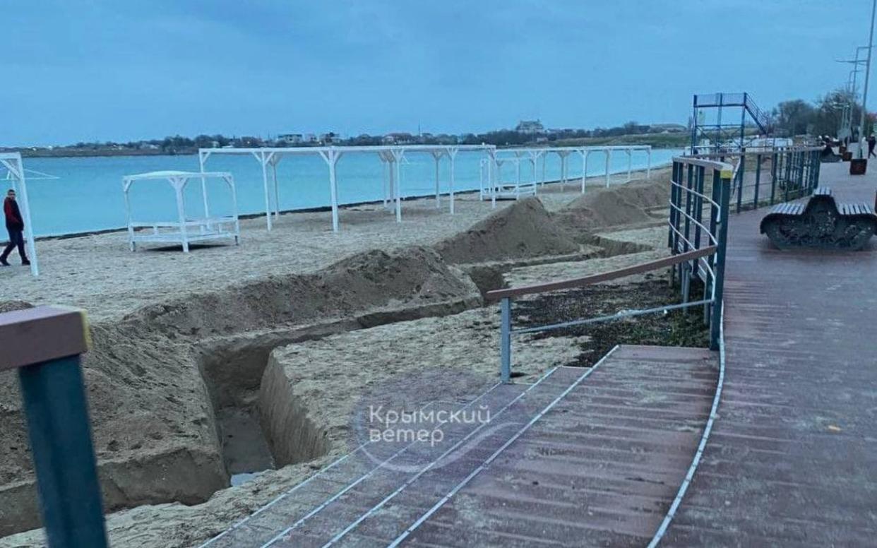 Russia digging trenches in Crimea Anton Gerashchenko @Gerashchenko_en Telegram channels post videos of trenches in Crimea From "Kyiv in three days" to trenches on the beaches of occupied Crimea - Anton Gerashchenko @Gerashchenko