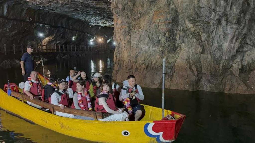 踩線團行程第一天首站先去南竿馬祖酒廠，再乘船遊歷北海坑道，觀賞「藍眼淚」。（圖／馬祖觀光協會理事長孫孝豪提供）