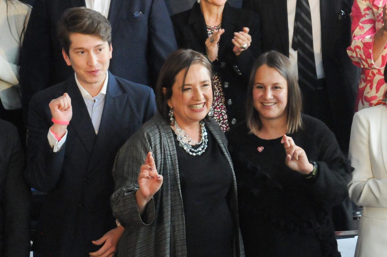 CIUDAD DE MÉXICO, 05DICIEMBRE2023. - Xóchitl Gálvez, precandidata presidencial del Frente Amplio por México, presentó a sus hijos Juan Pablo Gálvez y Diana Gálvez como nuevos integrantes de equipo de campaña. FOTO: DANIEL AUGUSTO /CUARTOSCURO.COM 