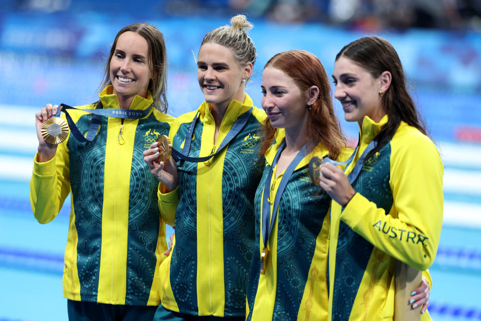 Mollie O'Callaghan, Shayna Jack, Emma McKeon, dan Meg Harris dari Australia merayakan kemenangan mereka setelah memenangkan medali emas gaya bebas 4x100 meter. (Al Bello/Getty Images)