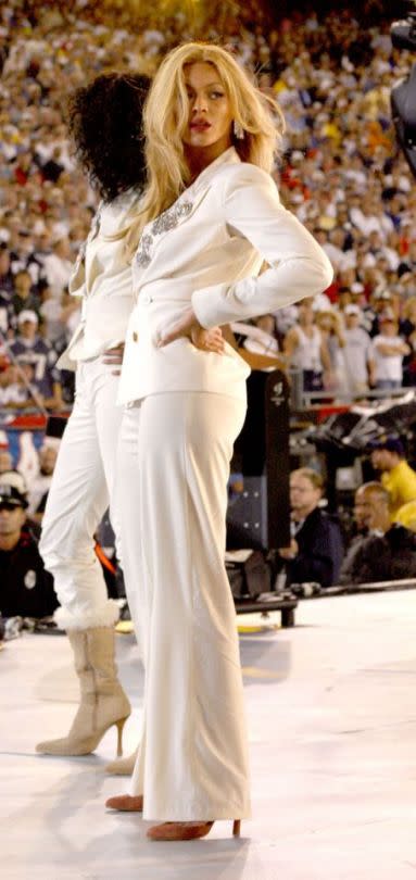 <p>Beyoncé était assortie aux membres du groupe Destiny’s Child lors de la cérémonie d'ouverture de la NFL au Gillette Stadium à Foxboro, Massachusetts en 2004. <i>(Photo : Marc Andrew Deley/FilmMagic)</i></p>