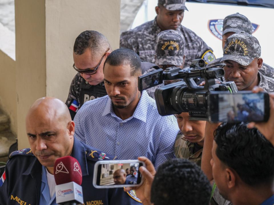 Wander Franco (centro), campocorto de los Rays de Tampa Bay, es escoltado por agentes de policía a un tribunal en Puerto Plata, República Dominicana, el viernes 5 de enero de 2024. (AP Foto/Ricardo Hernández)