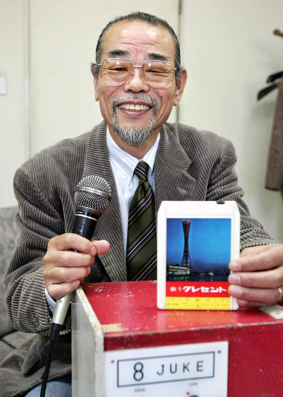 <p>Der in Osaka geborene Daisuke Inoue stellte 1971 die erste provisorische Karaoke-Band- und Mikrofonmaschine her. Zwar hat er seine Erfindung nie patentiert und damit direkt kein Geld verdient, doch Anerkennung bekam er dafür umso mehr. Der japanische Erfinder wurde 2005 mit einem Nobelpreis ausgezeichnet. Das Time Magazine bezeichnete ihn darüber hinaus als einen der einflussreichsten Asiaten des 20. Jahrhunderts. </p>