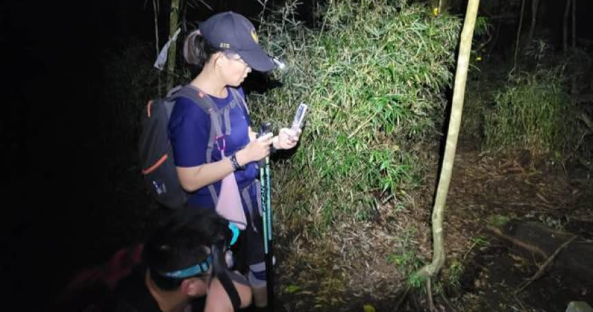 22日在距離登山口500公尺左右發現有滑落痕跡，當時研判林女可能卡在峭壁處，但當時天色已晚，經評估後23日上午展開救援。（圖／消防局提供）