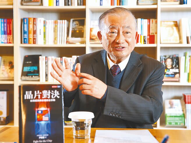 前經濟部長尹啟銘為新書《晶片對決：台灣經濟與命運的生存戰》接受專訪，暢談創作歷程及當前美中台的半導體布局，認為這是一場看不到贏家的戰爭。（杜宜諳攝）