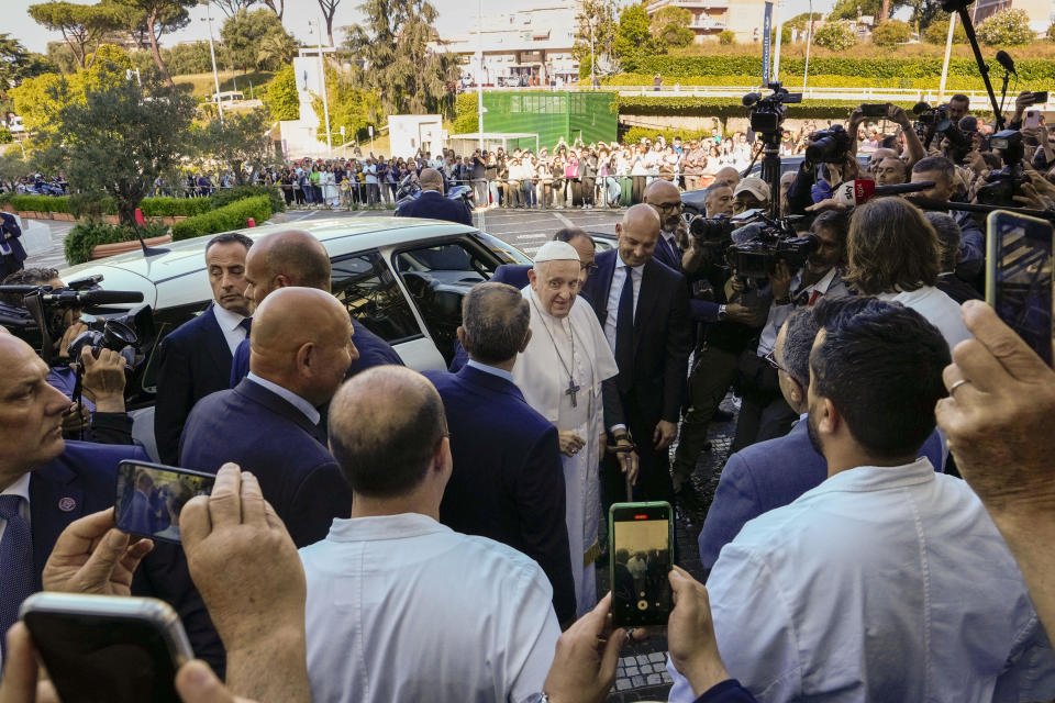 El papa Francisco sale del hospital policlínico universitario Agostino Gemelli en Roma, el 16 de junio de 2023, nueve días después de someterse a una operación abdominal. (AP Foto/Alessandra Tarantino)