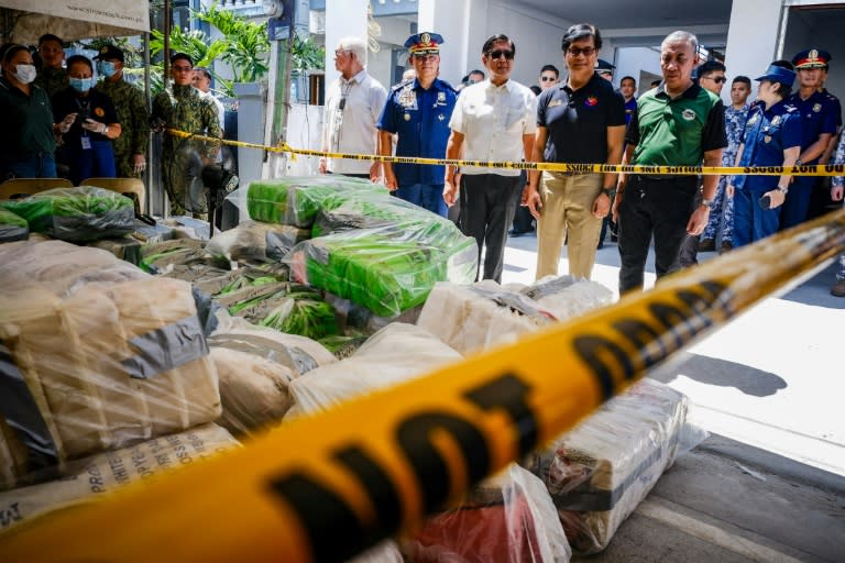 El presidente filipino, Ferdinand Marcos (en el centro, con camisa blanca), y el secretario de Interior, Benhur Abalos (el segundo por la derecha), insepccionan un alijo de metanfetaminas en Alitatag, en la provincia de Batangas, el 16 de abril de 2024 (STR)