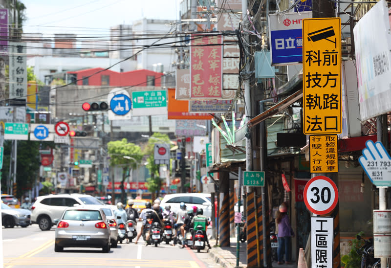 新北7月起增27處科技執法（1） 新北市警察局交通警察大隊7月起針對板橋、新莊、 中和等14個行政區增設27處路口科技執法，取締違規 停車、行駛人行道等7種違規行為。圖為新北市中和 區員山路與中山路二段交岔口附近設有科技執法告 示，提醒用路人注意。 中央社記者王騰毅攝  113年6月30日 