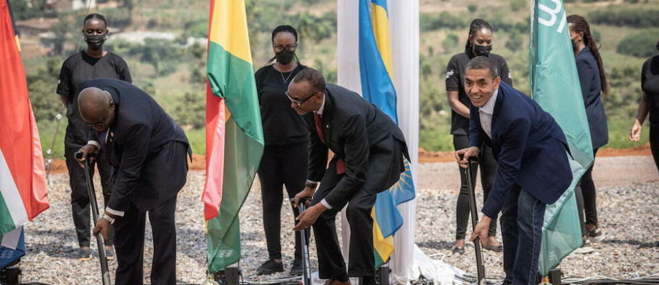 Le président rwandais Paul Kagame (au centre) inaugure le centre de vaccins de la société allemande aux côtés du président ghanéen Akufo-Addo et le PDG de BioNTech Ugur Sahin.
