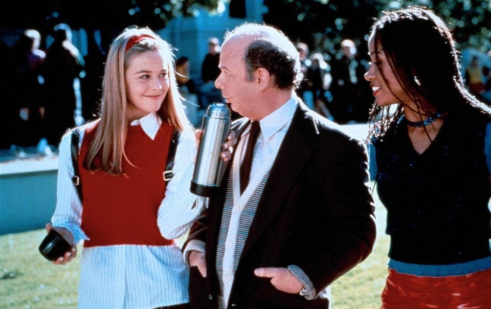 <p>Als Superzicke Cher im Film “Clueless – Was sonst?" präsentierte Alicia Silverstone in den 90ern jede Menge cooler Trends, die auch heute noch in sind. Im Gegensatz zu Overknee-Strümpfen und dem Schulmädchen-Look haben sich die kurzen Strickwesten nach dem Film leider ziemlich schnell wieder aus unseren Kleiderschränken verabschiedet. Dabei würden sie in Kombination mit langem Kragenhemd und Skinny Jeans einen ziemlich coolen Look abgeben. (Bild: ddpimages) </p>