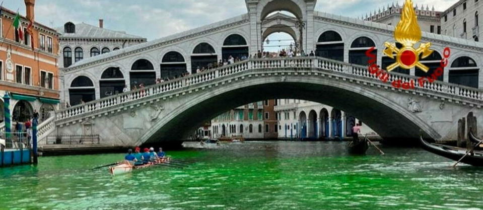 Un tronçon du Grand Canal de Venise est devenu vert fluorescent dimanche 28 mai.  - Credit:ITALIAN FIREFIGHTERS (VIGILI DEL / ANADOLU AGENCY / Anadolu Agency via AFP