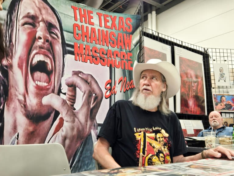 El actor Edwin Neal, que interpretó a "Hitchhiker", en el filme de 1974 La Masacre de Texas, en el Texas Frightmare Weekend de Irving, el 18 de mayo de 2024 (Moisés ÁVILA)