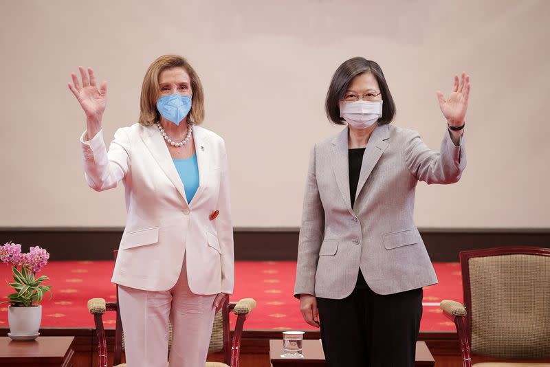 La presidenta de la Cámara de Representantes de Estados Unidos, Nancy Pelosi, asiste a una reunión con la presidenta de Taiwán, Tsai Ing-wen, en la oficina presidencial en Taipéi