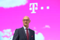 <p>Timotheus Höttges ist seit 2014 Vorstandsvorsitzender der Deutschen Telekom. Er trat die Nachfolge von René Obermann an, mit dem er auch privat befreundet ist. Mit einem Gehalt von 5,94 Millionen Euro fiel die Summe 2017 nur geringfügig höher aus als im Jahr davor – 2016 waren es noch 5,5 Millionen. </p>