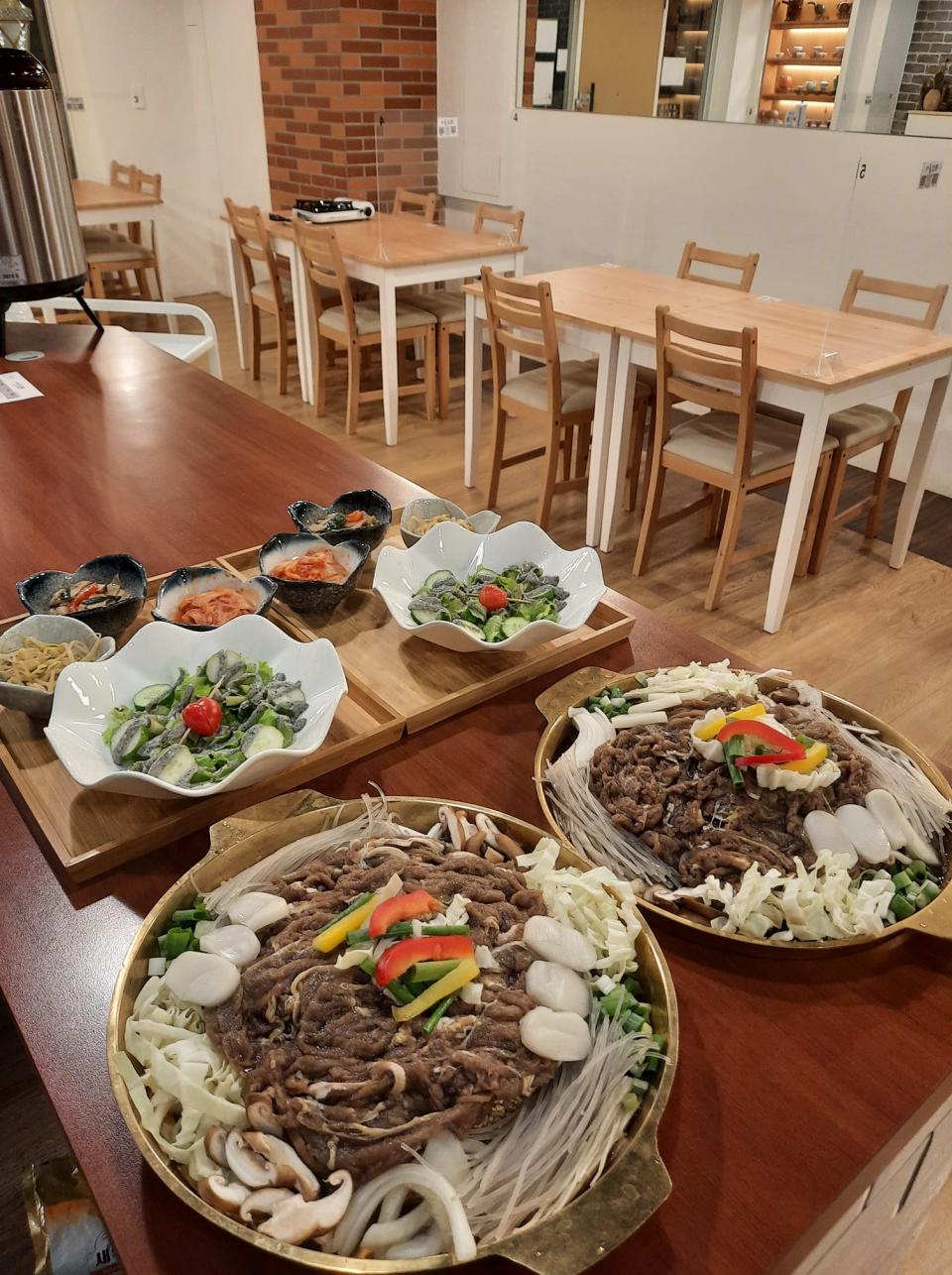 銅板烤肉滿滿一鍋，搭配韓式小菜、沙拉，是店內招牌餐點。（圖片來源：首爾一零一官方臉書）