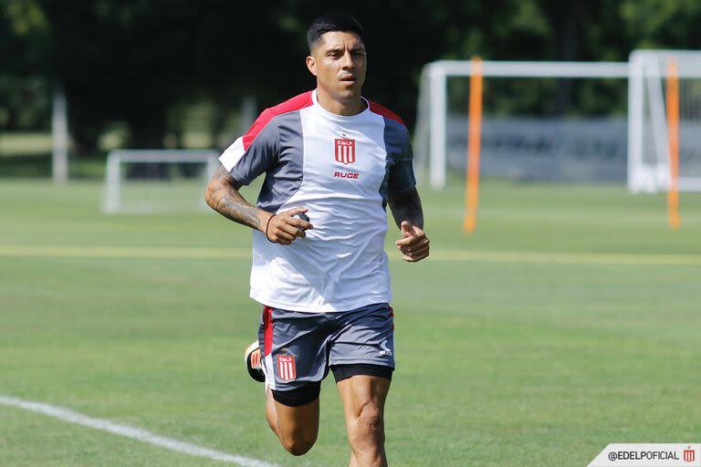 Enzo Pérez en su primer entrenamiento con Estudiantes de La Plata; el mediocampista se fue libre 