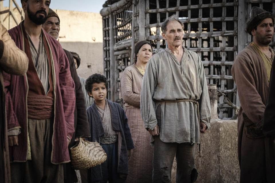 Mark Rylance, segundo de derecha a izquierda, en una escena de "Waiting for the Barbarians" en una imagen proporcionada por Samuel Goldwyn Films. (Fabrizio Di Giulio/Samuel Goldwyn Films via AP)