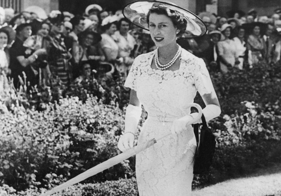 De ses looks les plus stricts à ses tenues les plus royales, retour sur quatre-vingt-seize ans de mode de la reine Elisabeth II, conservatrice et moderne à la fois.