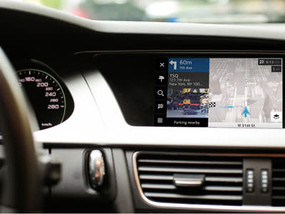 Schlaue Autos. Touchscreens und Internetdienste sollen das Autofahren leichter machen. (Bild: dpa)