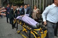 Los cuerpos de socorro continuaban al amanecer de este viernes removiendo escombros en las plantas bajas del edificio de la sede central de la petrolera estatal Pemex en Ciudad de México, donde una explosión por causas que se ignoran dejó 25 muertos y 101 heridos el jueves. (AFP | Str)