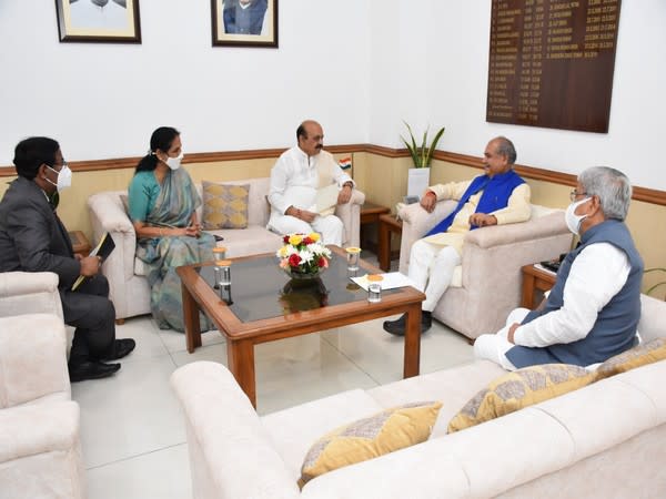 Karnataka Chief Minister Basavaraj Bommai on Tuesday met Union Agriculture Minister Narendra Singh Tomar. (Image courtesy: Twitter/ @BSBommai)